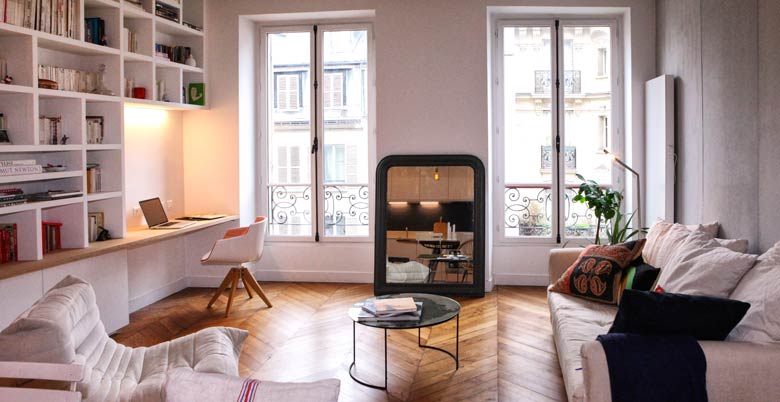 Aménagement d'un espace de vie de l'appartement deux pièces avec salon, cuisine ouverte et rangements malins