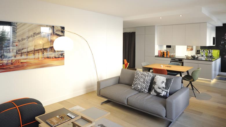 Un architecte d'intérieur réalise un projet de cuisine ouverte à Toulouse