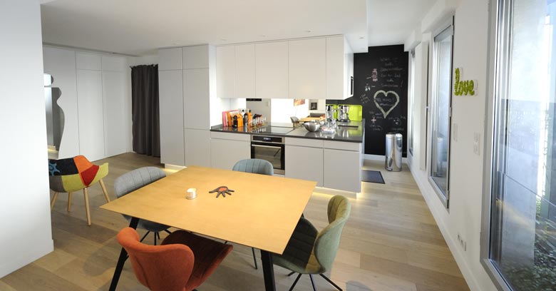 Un architecte d'intérieur aménage une cuisine ouverte sur mesure à Toulouse