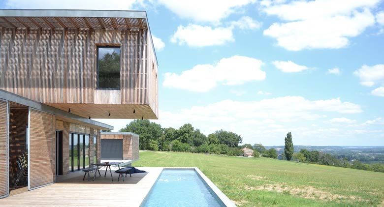 Maison d'architecte avec piscine réalisée avec du bois et du béton à Toulouse