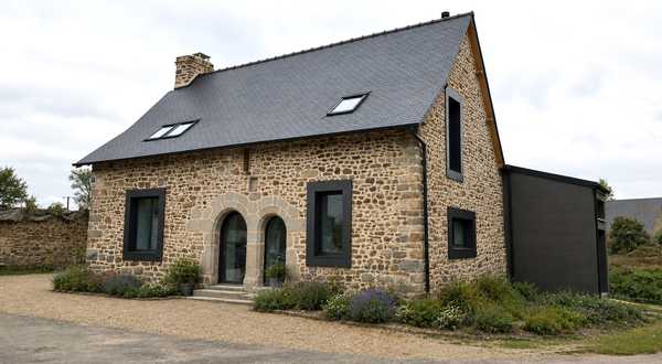 Restructuration et ajout d'une extension dans une maison ancienne en pierre