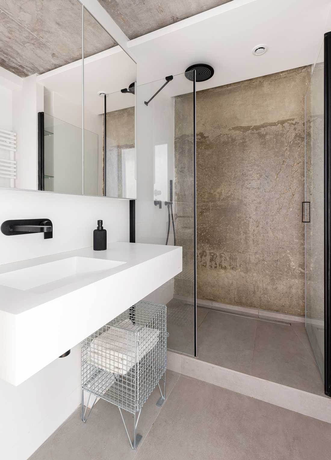 Salle de bain aménagé par un architecte dans un appartement neuf à Toulouse