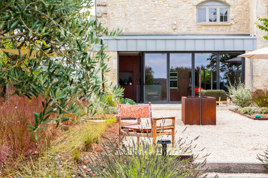 Aménagement paysager d'une maison ancienne du Gers