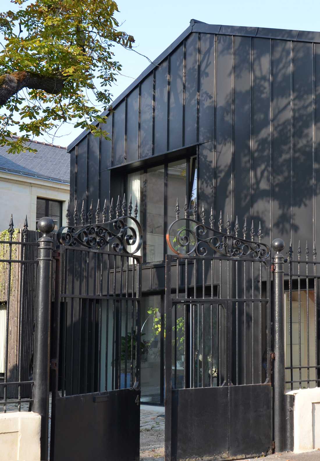 Contemporary extension of an old house designed by an architect in Haute-Garonne