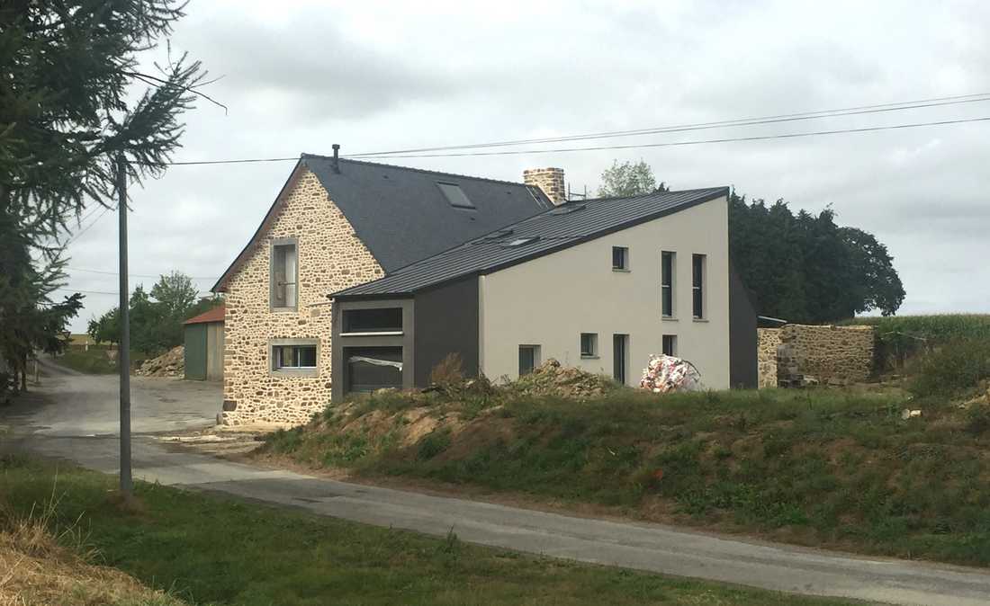 Extension à l'arriére d'une maison ancienne en pierre