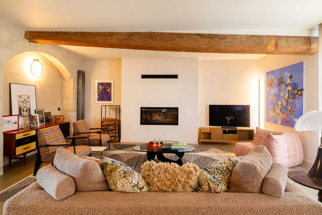 Salon avec chéminée dans une maison gersoise rénovée par un architecte d'intérieur
