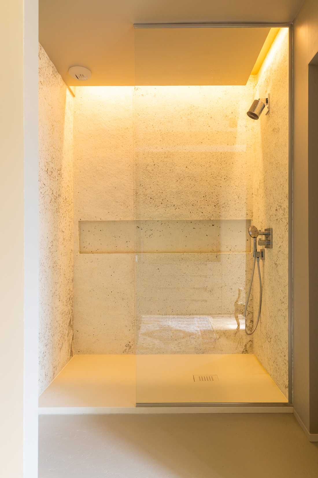 Cabine de douche dans la salle de bain rénovée