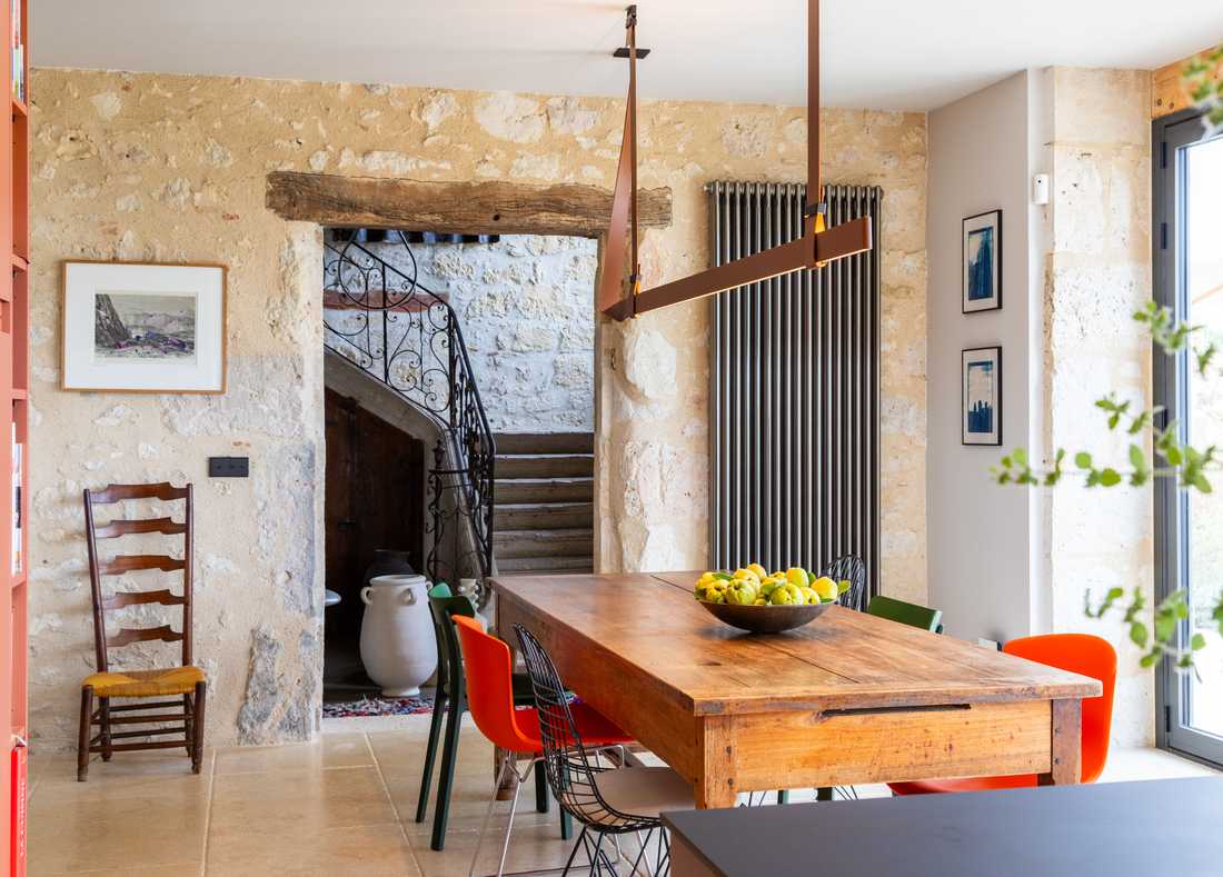 Aménagement d'une salle à manger dans une ferme ancienne du Gers