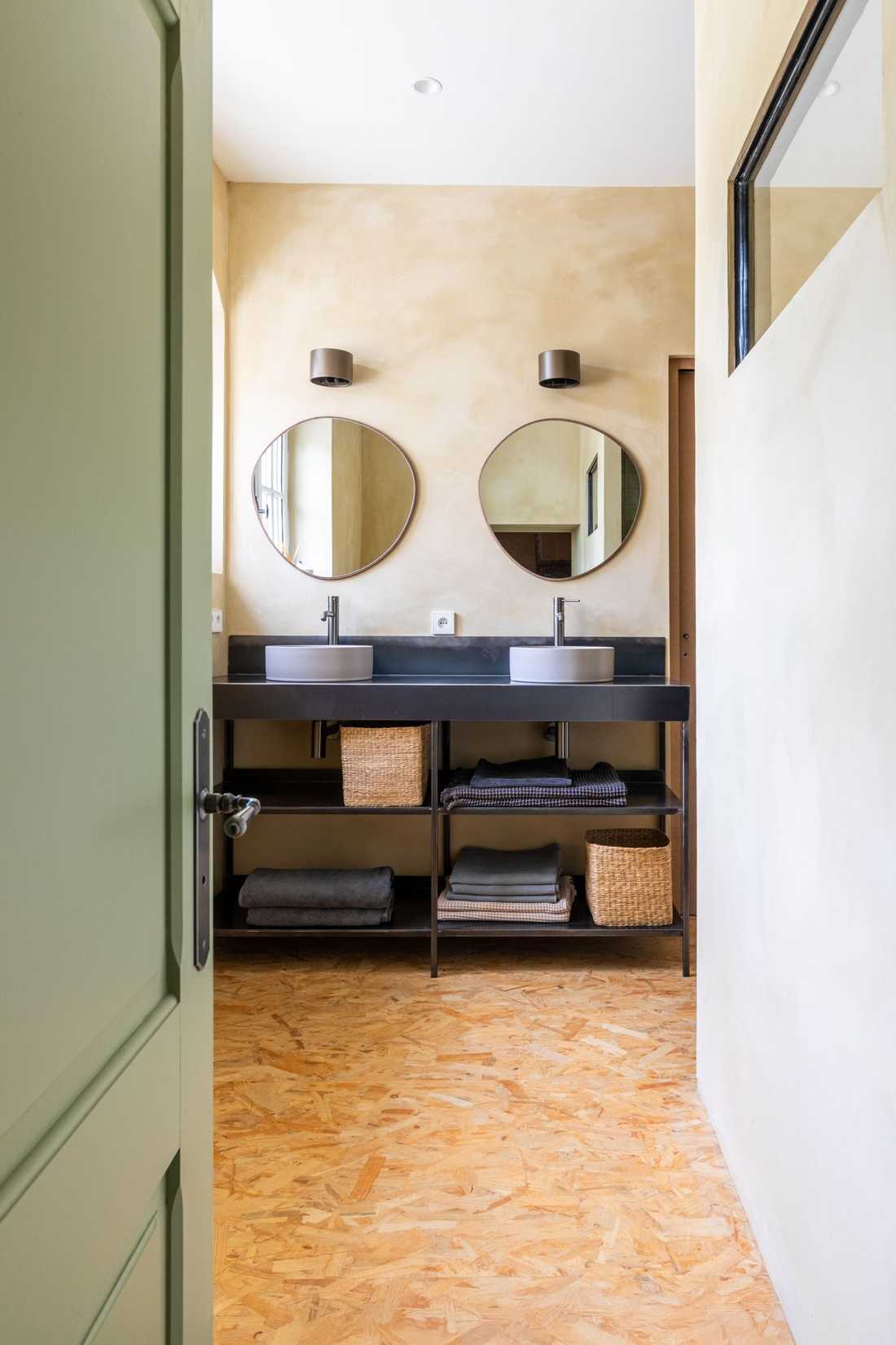 Salle de bain avec sol en OSB