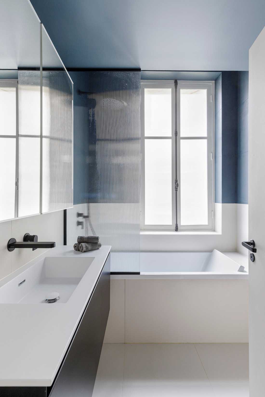 Rénovation complète appartement Art Déco - salle de bain bleue