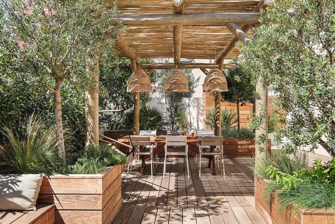 Aménagement d'une terrasse en bois par un jardinier paysagiste à Toulouse