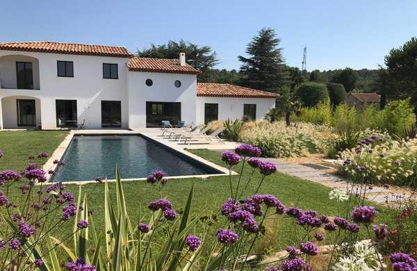 Jardin méditerranéen à la végétation provençale aménagé par un jardinier paysagiste à Toulouse.