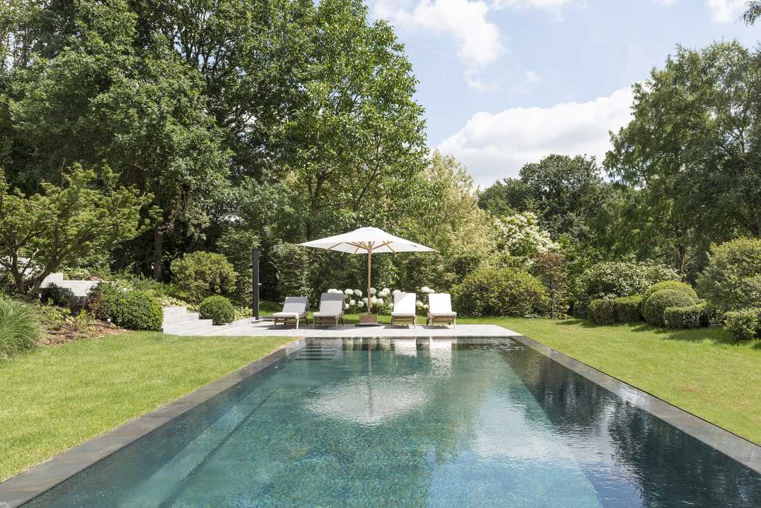 Piscine d'un jardin à débordement concu par un paysagiste à Toulouse