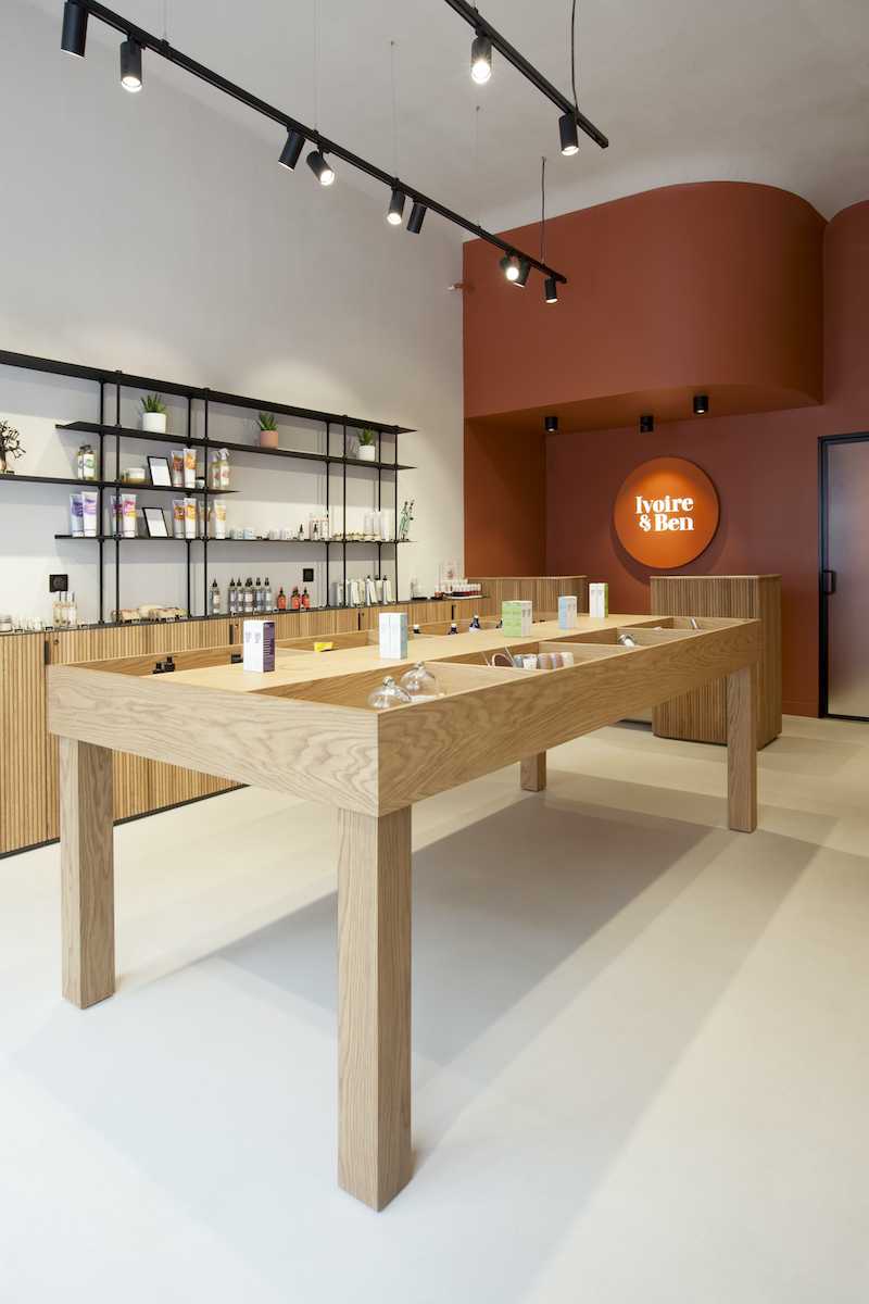 Création d'un concept store beauté et bien-être -  présentoir central en bois