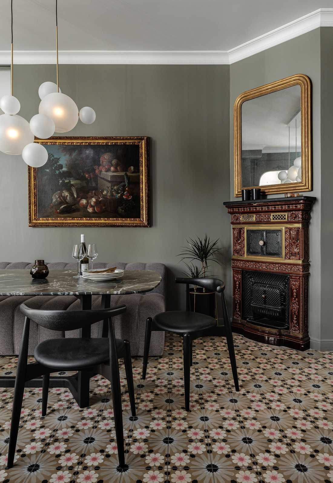 Salle a manger avec cheminée ancienne rénovée par un architecte d'intérieur de la Haute-Garonne