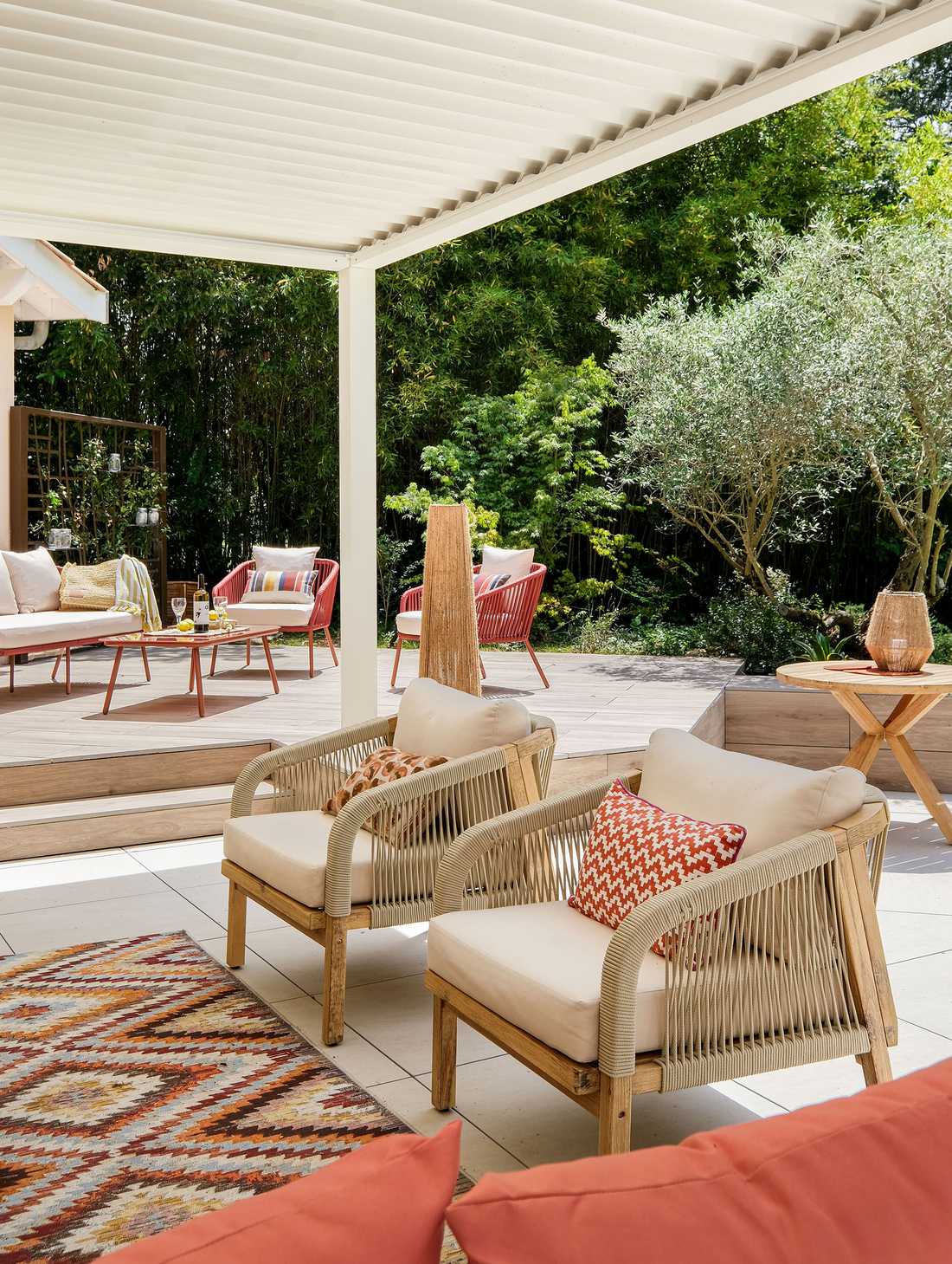 Terrasse couverte avec mobilier du jardin réalisé par un paysagiste en Occitanie