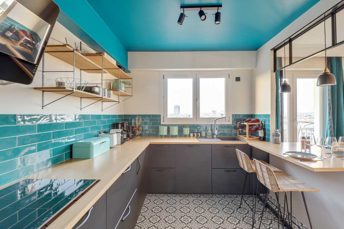 Plan de travail de la cuisine d'un appartement rénové par un architecte de la Haute-Garonne