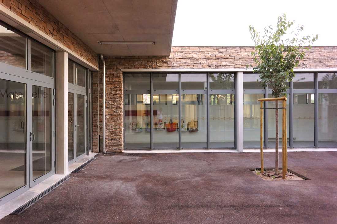 Cour intérieure de l'école conçu par un architecte de la Haute-Garonne