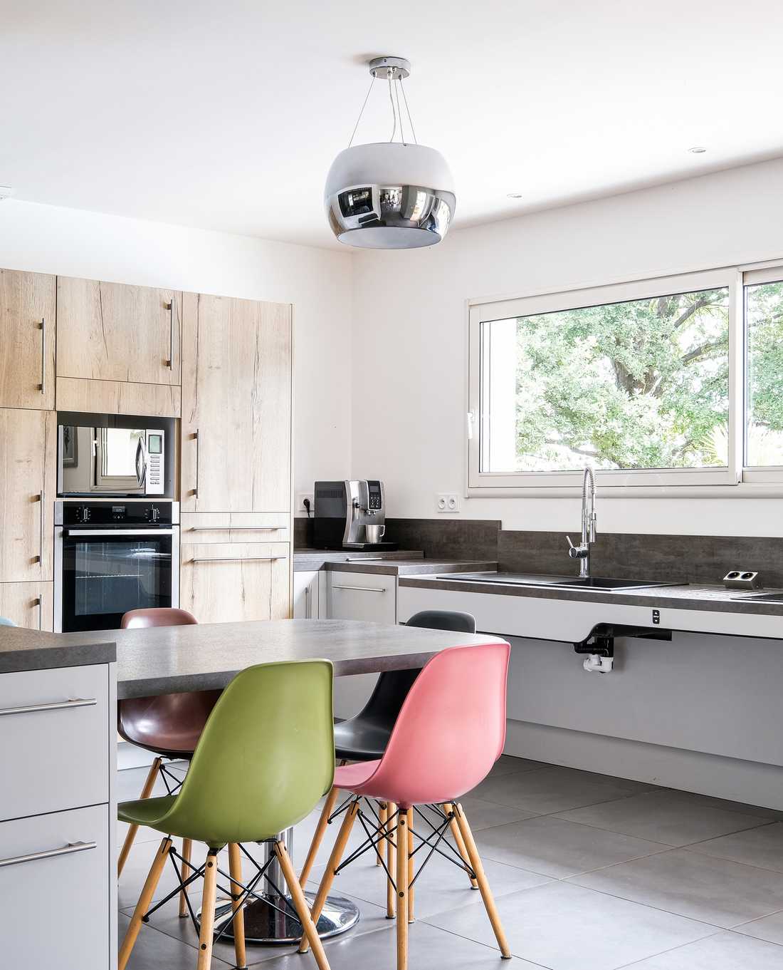 Un architecte d'intérieur à Toulouse aménage une cuisine accessible aux personnes à mobilité réduite PMR)