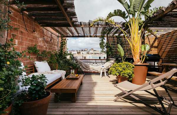 Aménagement d'un toit-terrasse en bois de 60m2 par un architecte-paysagiste