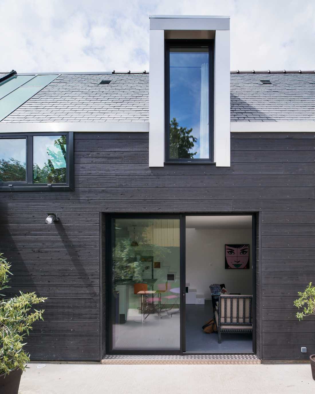 Extension avec bardage bois anthracite conçu par un architecte de la Haute-Garonne