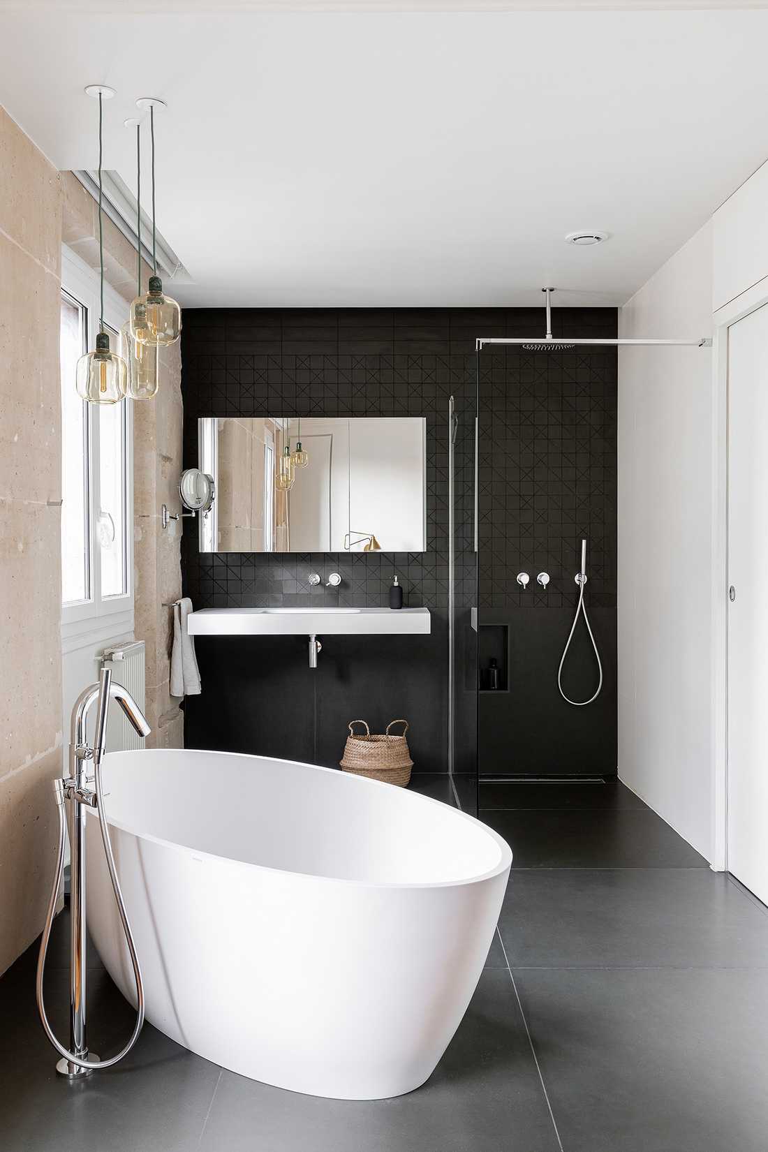 Bathroom with central bathtub designed by an interior designer in Toulouse 