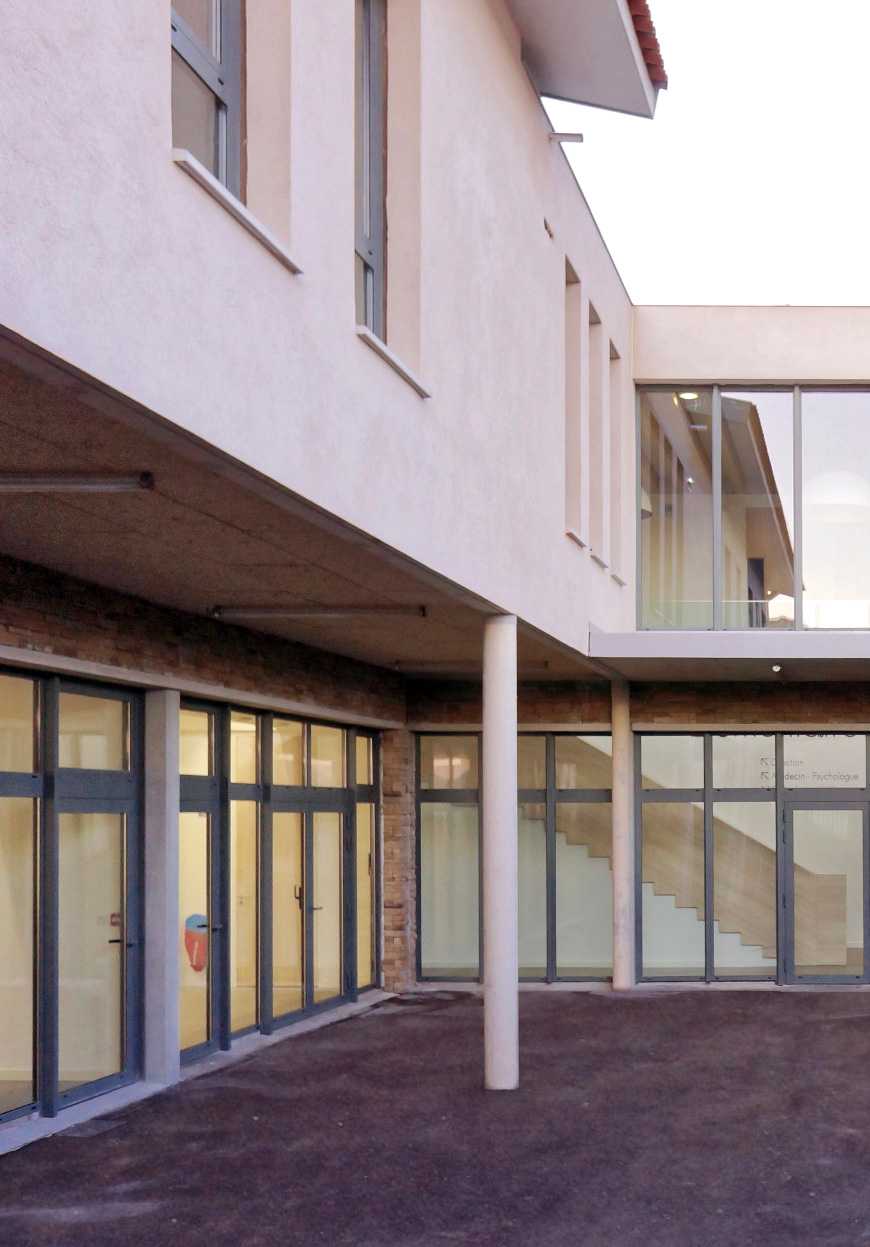 Un architecte assure la maîtrise d'œuvre dans le construction d'une école à Toulouse