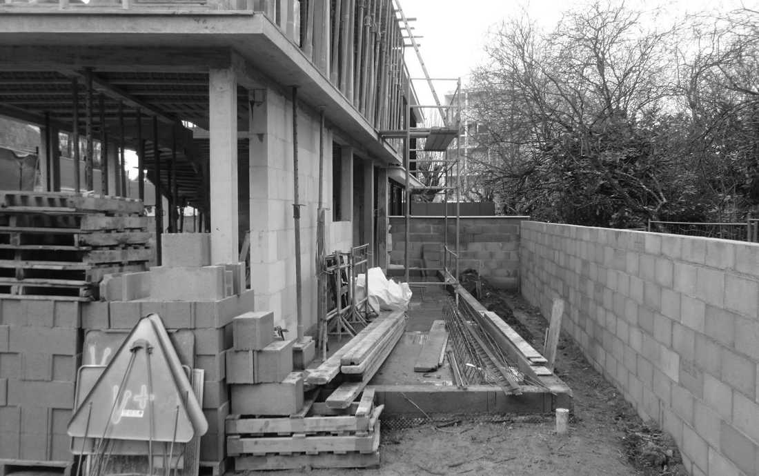 Terrasse avant les travaux d'aménagement extérioeur du jardin de la maison neuve