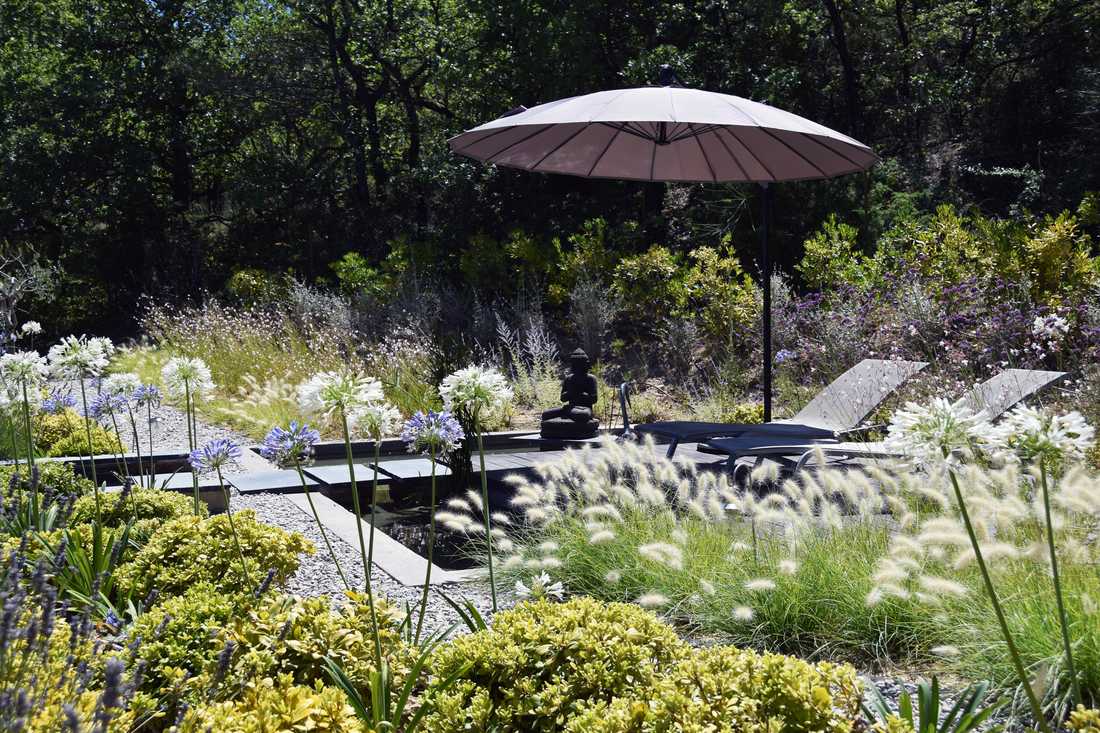 jardin méditerranéen d'un mas provencal