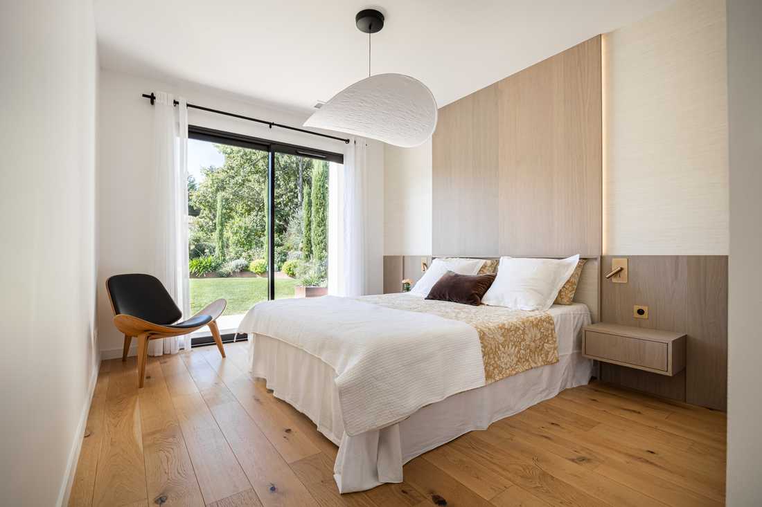 Chambre parentale avec fauteuil shell chair de Hans J. Wegner (édité par Carl Hansen & Søn