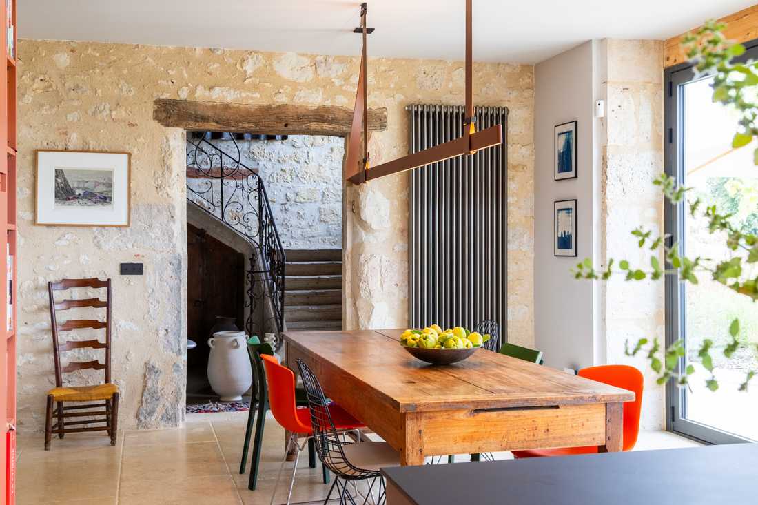 Salle à manger aménagé par un architecte d'intérieur dans une maison gersoise