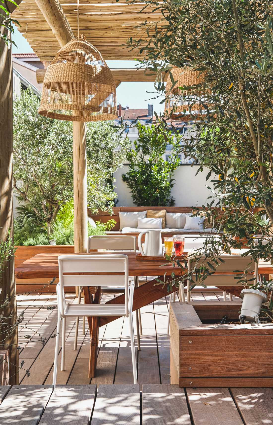 Terrasse en bois dans un appartement à Toulouse conçu par un jardinier paysagiste