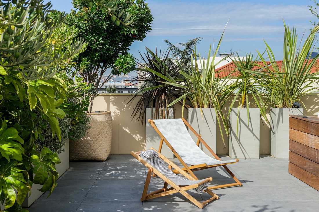 Terrasse bioclimatique avec pergola - transats à côté du jacuzzi