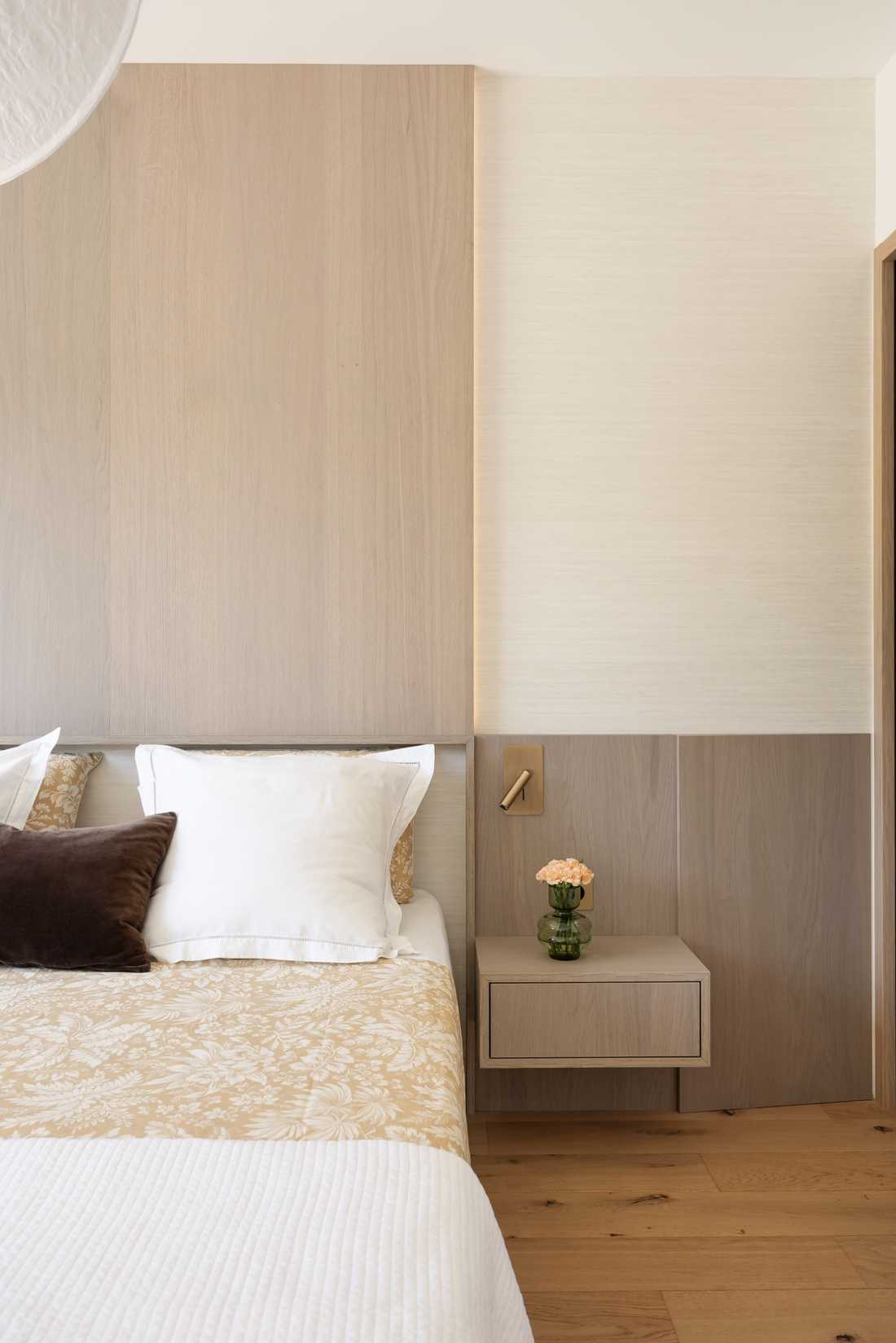 Chambre parentale dans les tons beige et bois