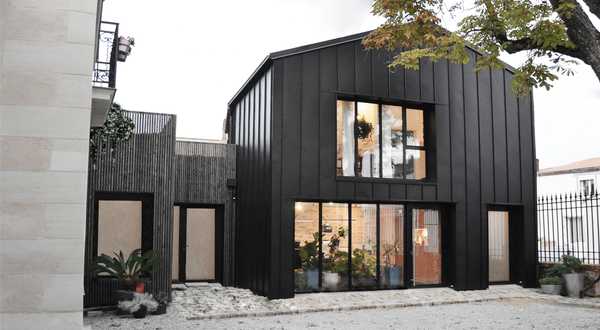 Extension contemporaine d'une maison ancienne par un architecte à Toulouse