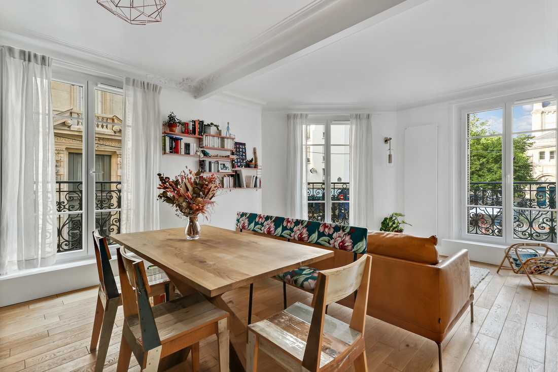 Redistribution d'un appartement de 100 m² -  le séjour avec table à manger