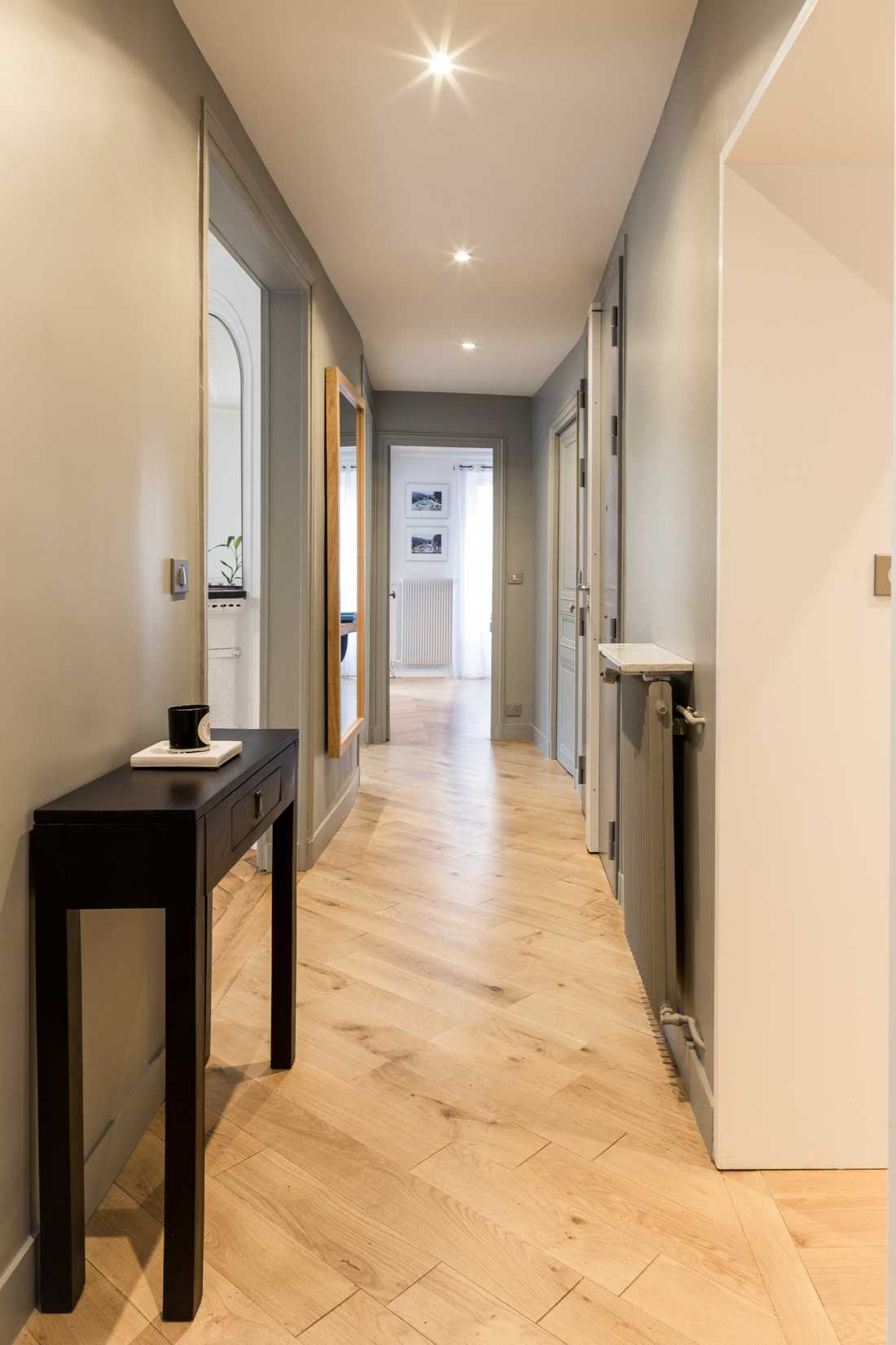 Couloir d'un appartement haussmannien renovée par un architecte d'interieur à Toulouse