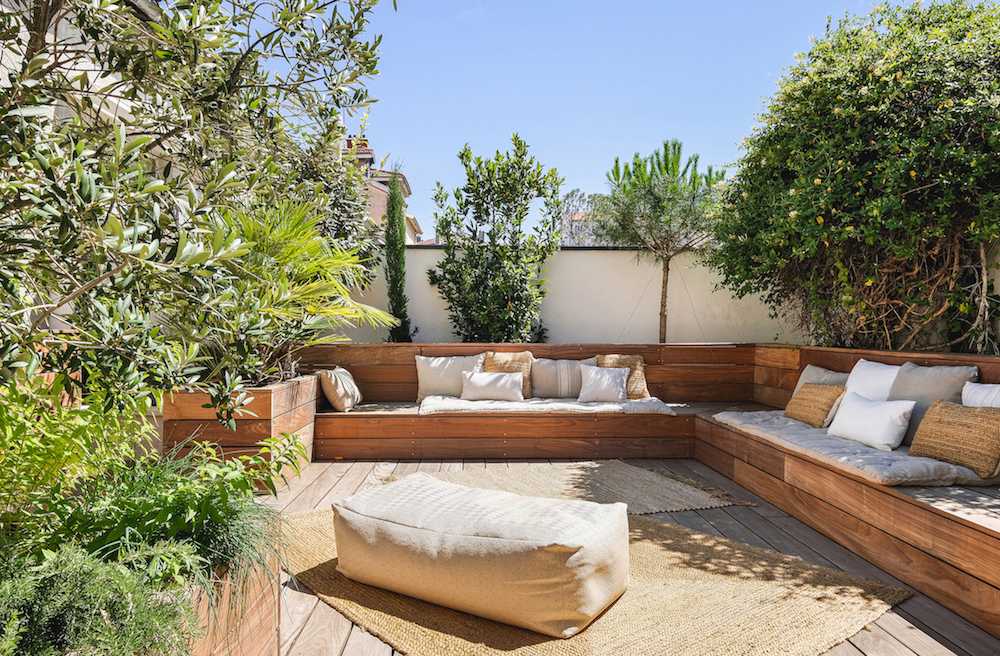 Aménagement d'une terrasse en bois - esprit méditérranéen - coin détente