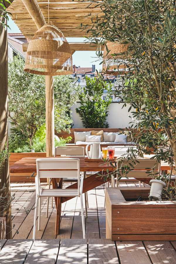 Aménagement d'une terrasse en bois - esprit méditérranéen - coin repas en bois
