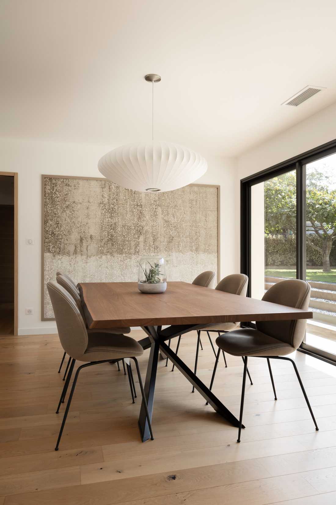 Salle à manger avec table mikado