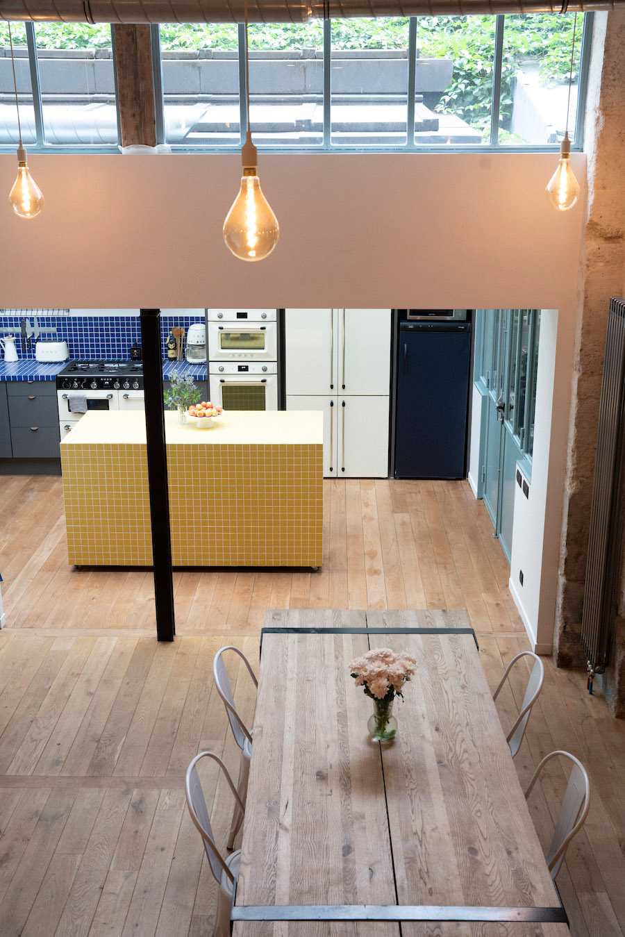 Aménagement d'un loft duplex en espace de réception - la cuisine vue de l'étage