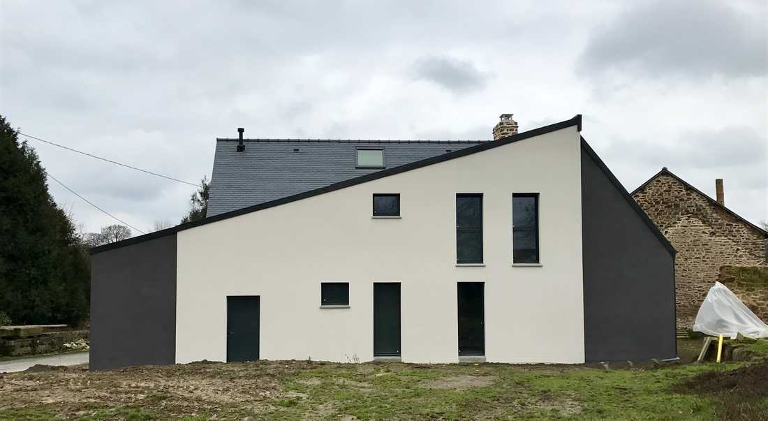 Extension situé derrière la maison ancienne en pierre