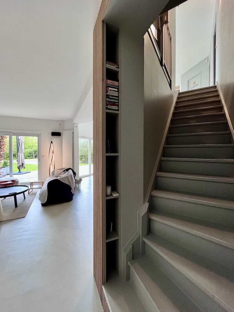 Réhabilitation d'une villa contemporaine - escalier montant à l'étage