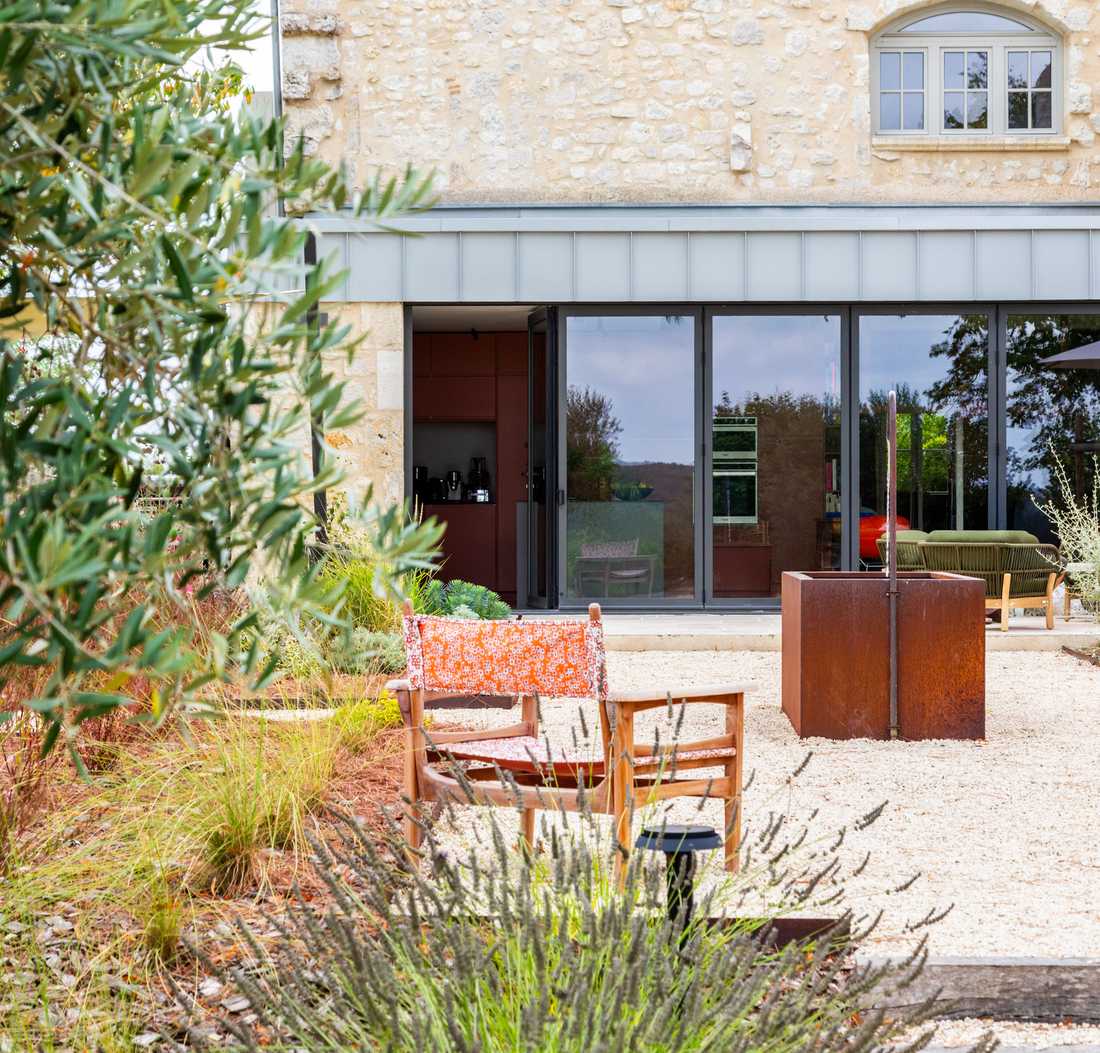 Végétalisation de l'extérieur d'une maison en pierre dans le Gers par un paysagiste