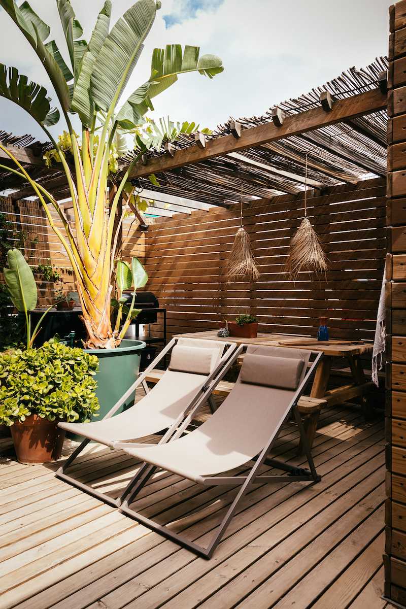 Aménagement d'un espace de vie à l'extérieur -  la terrasse avec coin de verdure