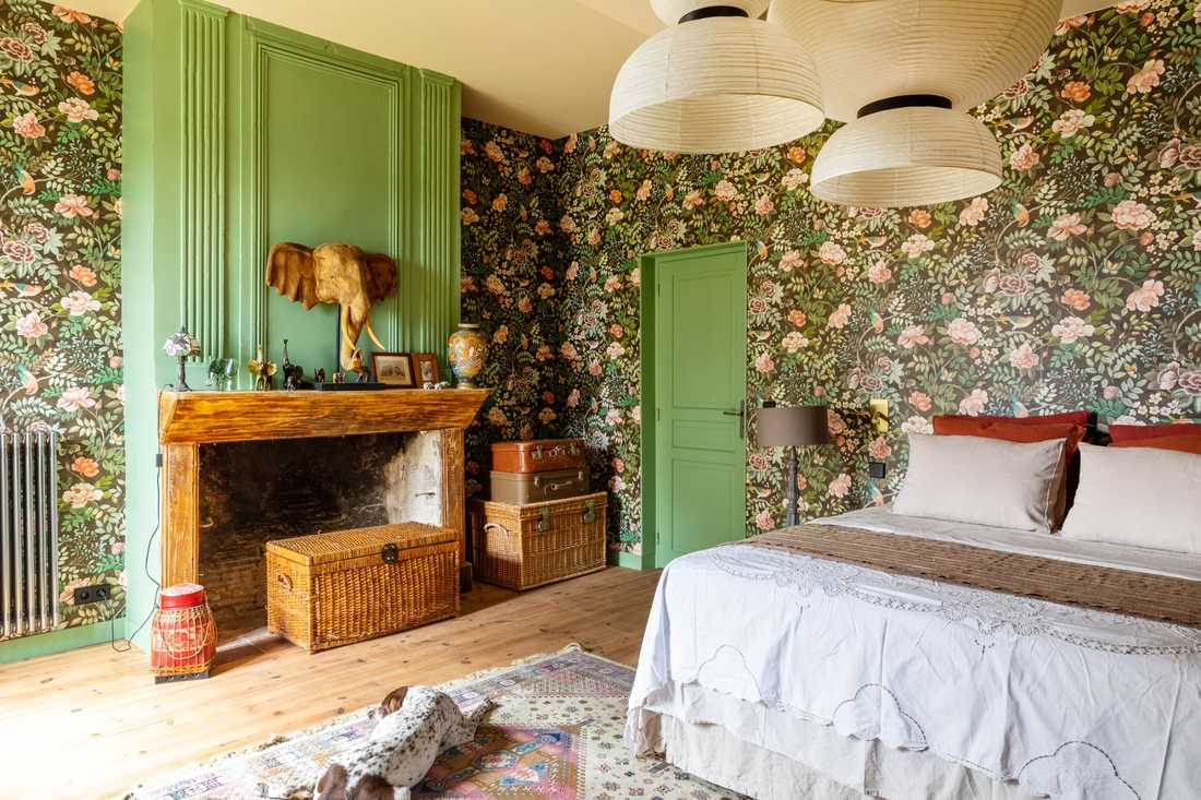 Chambre avec portes vert céladon et papier peint « Porcelaine de Chine Chocolate » de Designers Guild