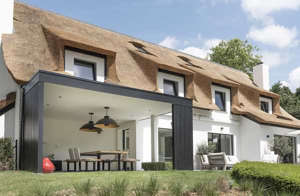 Un architecte d’intérieur et un paysagiste aménage la terrase, la pool house et la piscine à débordement d'une ville à Toulouse.