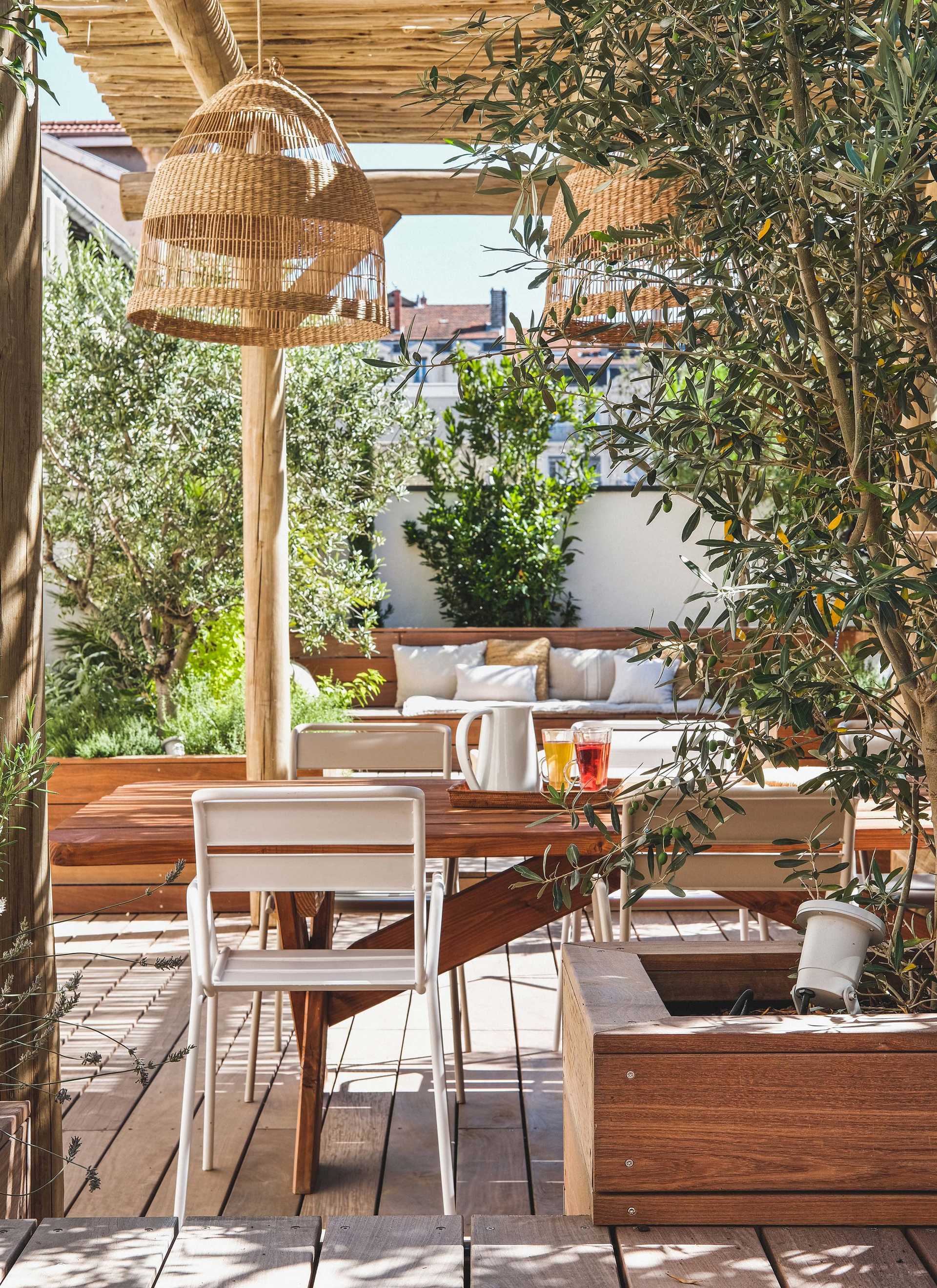 Creation of the terrace of an apartment by a landscape gardener de la Haute-Garonne