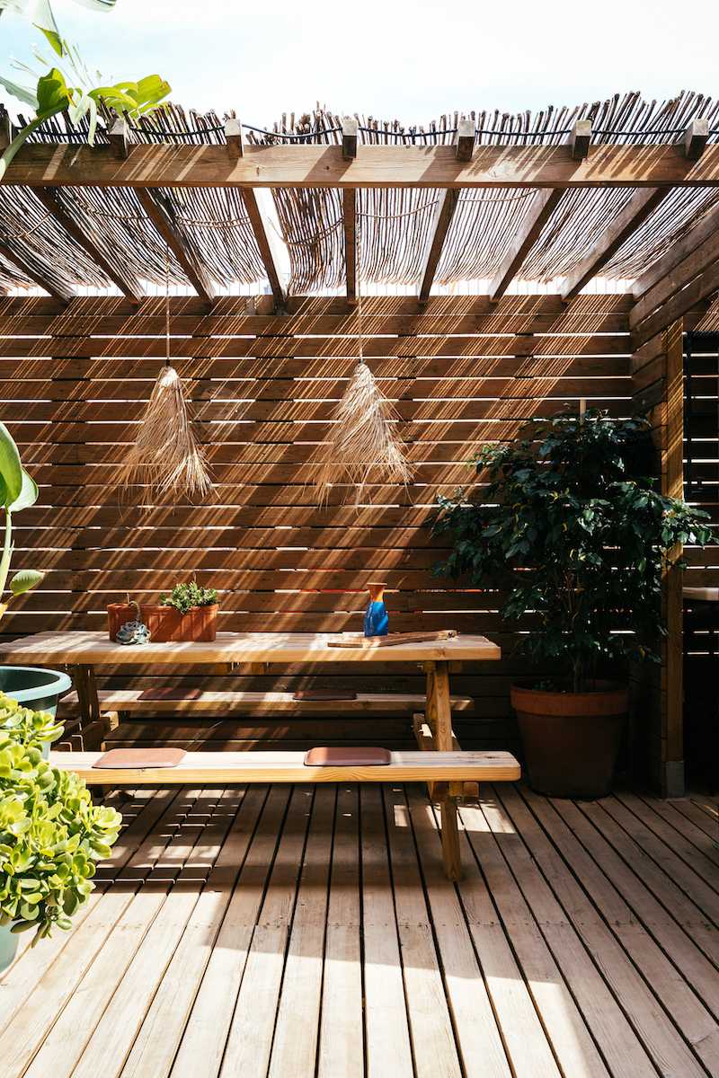 Aménagement d'un espace de vie à l'extérieur -  la terrasse avec table ombragée