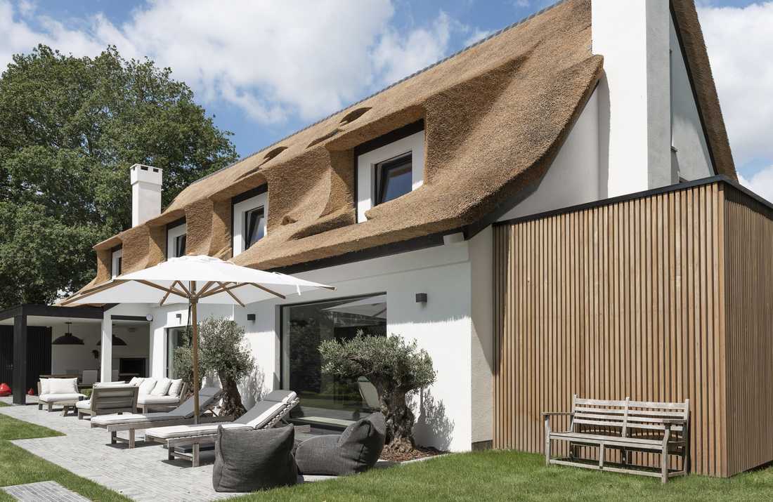 Rénovation d'une villa au toit de chaume à Toulouse